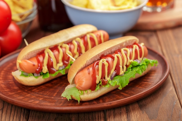 Hotdogs op houten achtergrond