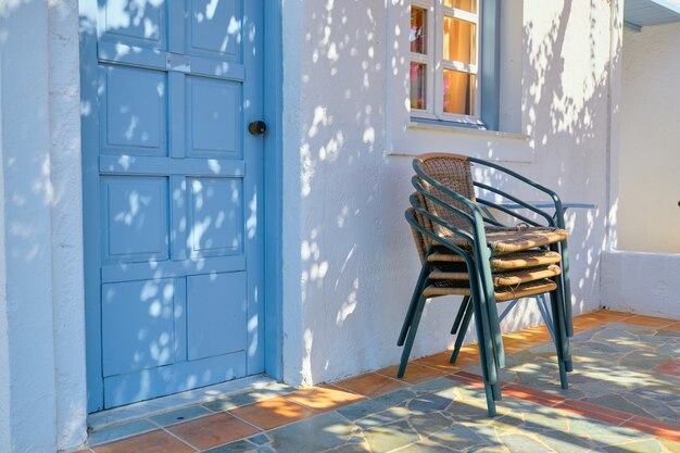 Hotel complex huis close-up, tuinhuis met stoelen.