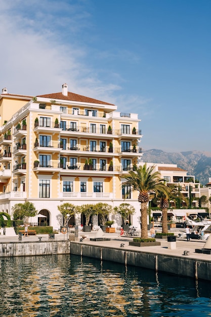 Hotel regent in de buurt van de jachtpier in porto montenegro