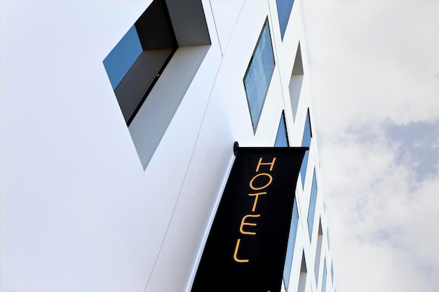 Photo hotel sign on a modern facade in the city