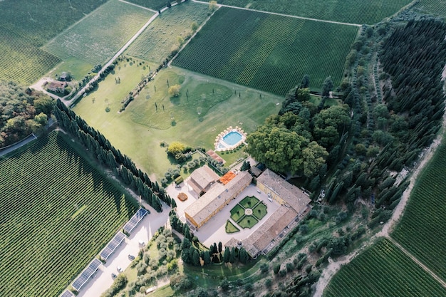 Hotelcomplex villa cordevigo in een groene tuin met een zwembad verona italië drone