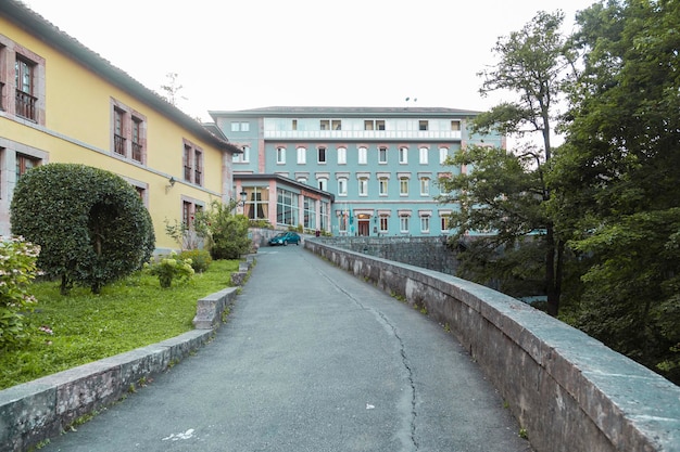 Hotelinstallatie gelegen naast de grot van Santina in Covadonga Asturië, Spanje