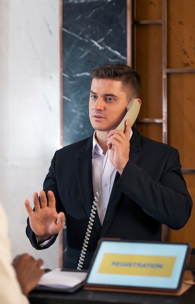 Foto hotelreceptionist aan het werk