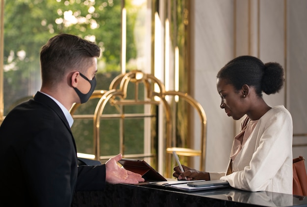 Foto hotelreceptionist aan het werk