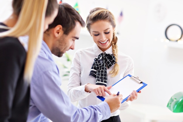 hotelreceptionist in gesprek met gasten