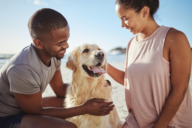 Hou van hond en paar zijn gelukkige glimlach of hechting op strandvakantie of buiten samen Romantiek zwarte man en vrouw met golden retriever die van geluk houden of ontspannen tijdens het wandelen of vakantie