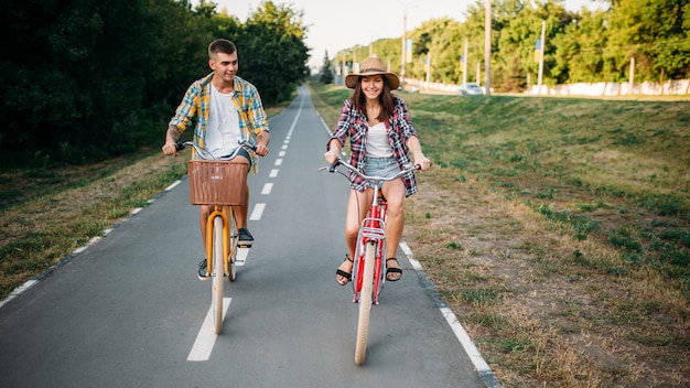 Hou van paar rijden op retro fietsen in zomer park