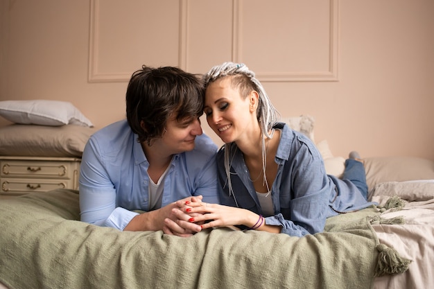 Hou van valentijn dag paar liggend in bed, gelukkige glimlach op zoek naar elkaar