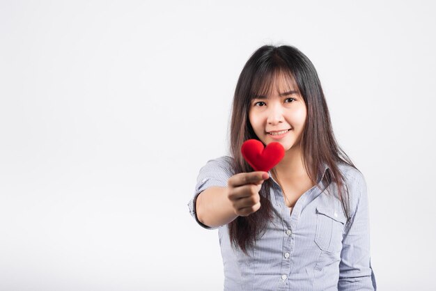 Hou van Valentijnsdag. Vrouw schoonheid handen met rood hart voor het geven van hulp donatie medische gezondheidszorg concept geïsoleerd op een witte achtergrond, hou van vakantie achtergrond concept