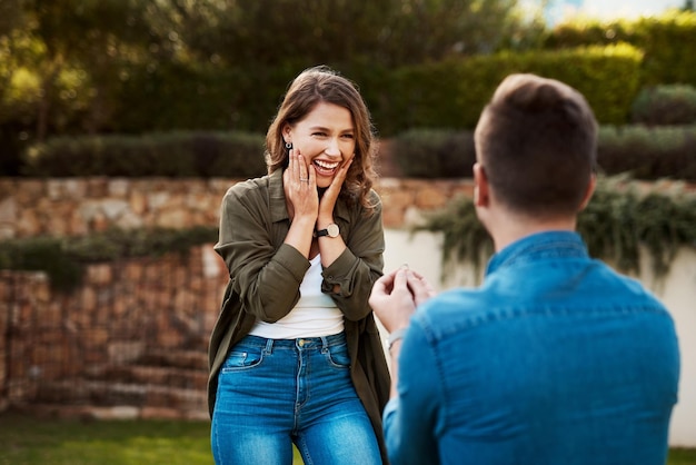 Foto hou van verrassing en verloving met paar in de natuur voor huwelijksverbintenis en geluk glimlach voorstel en aanbod met man en vrouw in de achtertuin van huis voor huwelijk wauw en bewaar de datum