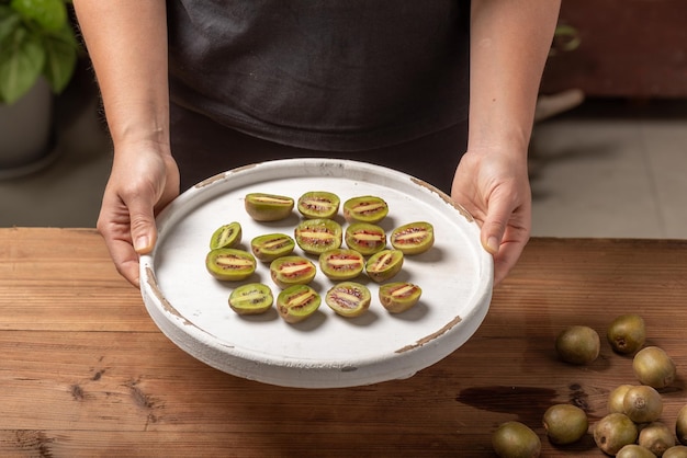 Houd de gesneden of hele kiwi in je hand