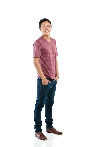 Houd het casual in de studio Studioportret van een jonge man die poseert met zijn handen in zijn zakken tegen een witte achtergrond