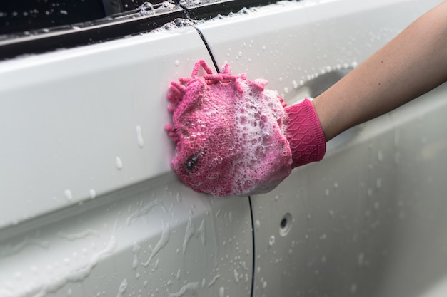 Houd spons over de auto om te wassen