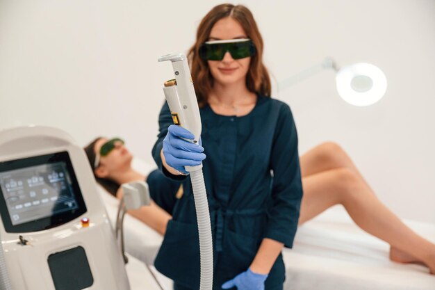 Foto houdapparaat fotoverjongingsprocedure bij een cosmetische kliniek vrouwen in een schoonheidssalon