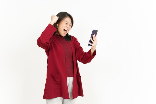 Houden en gebruiken van smartphone van mooie aziatische vrouw met rood shirt geïsoleerd op een witte achtergrond