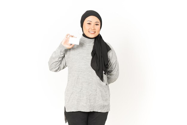 Houden en tonen van blanco creditcard van mooie Aziatische vrouw die hijab draagt geïsoleerd op wit