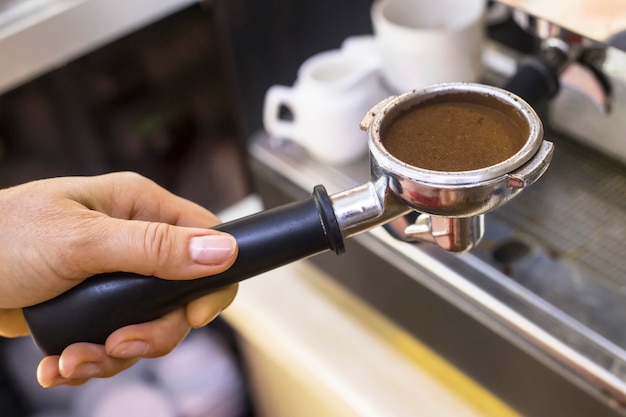 Houder van een koffiemachine met gemalen koffie voor espresso