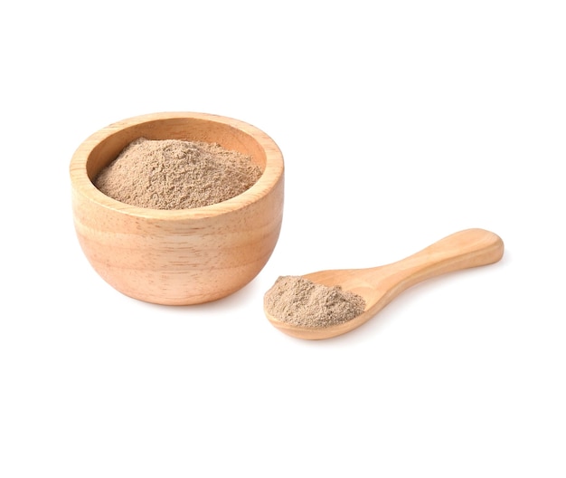 Houjicha-theepoeder Geroosterd groen theepoeder dat op witte achtergrond wordt geïsoleerd