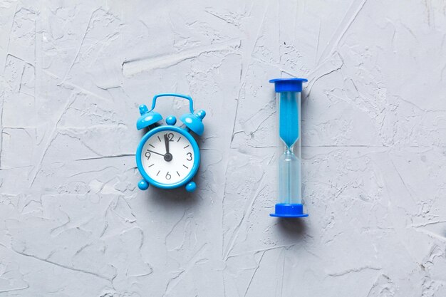 Фото Песочные часы и часы как концепция прохождения времени для срочности делового срока и нехватки времени