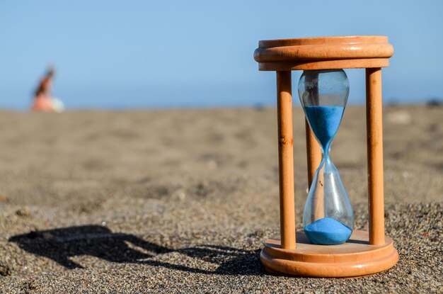 Photo hourglass clock on the sand beach