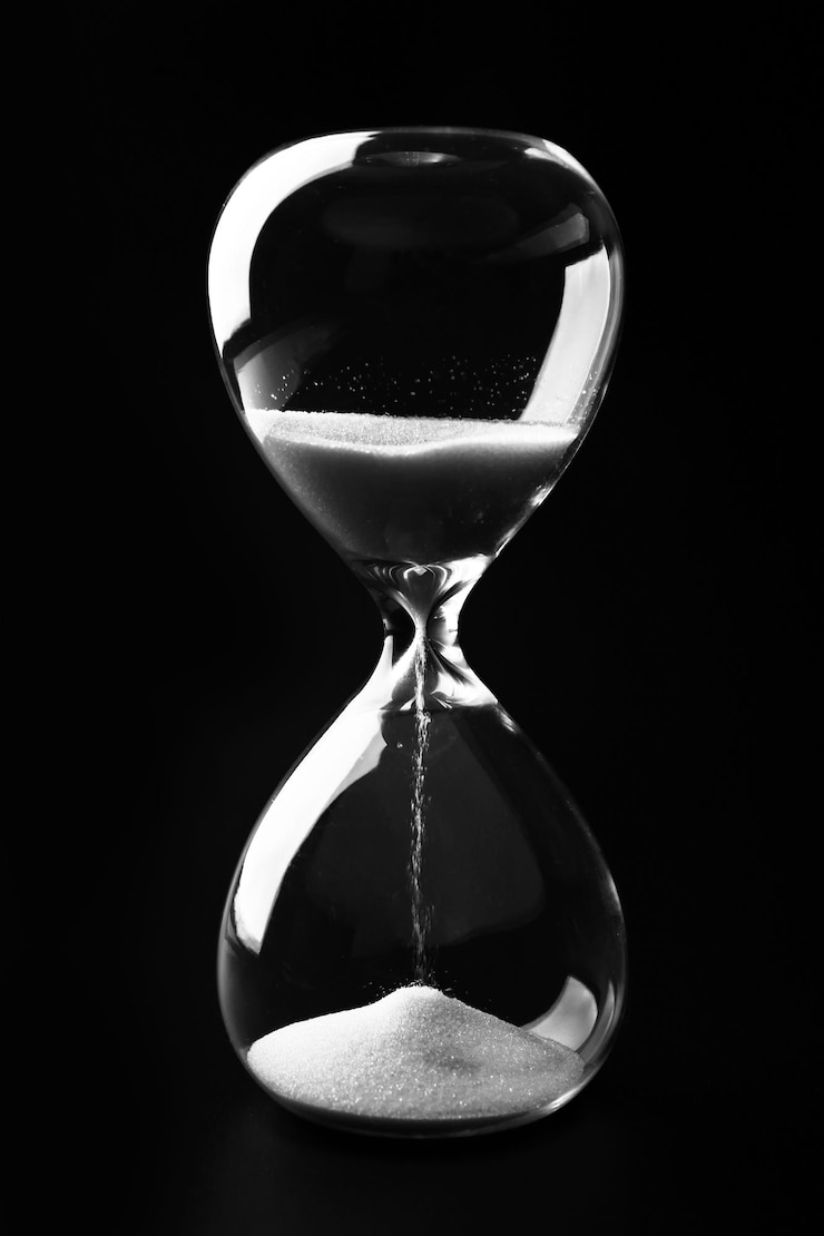 Photo hourglass on dark background