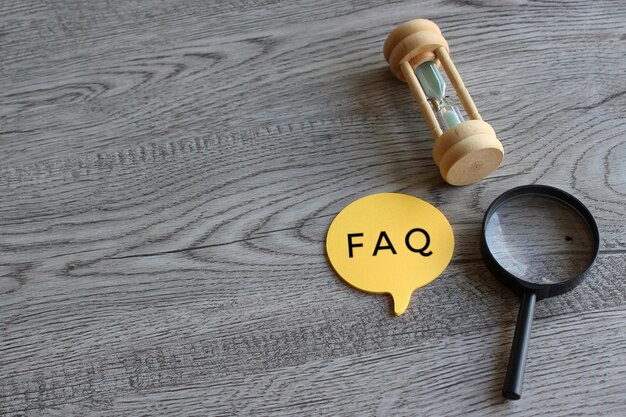 모래시계 돋보기 및 텍스트 FAQ가 있는 말풍선 자주 묻는 질문 개념