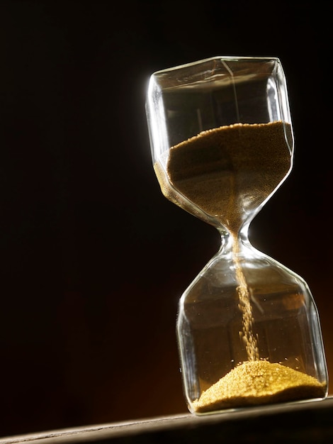 Photo an hourglass measuring the passing time in a countdown to a deadline with copy space