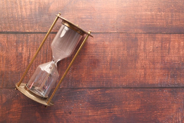 Photo hourglass on table sand flowing through the bulb of sandglass