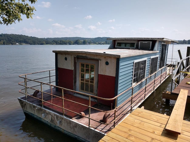 Photo house boat in river