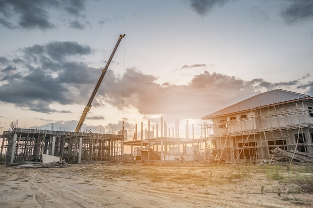 Costruzione di una casa in cantiere con camion gru