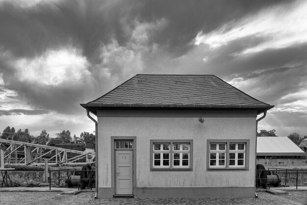 Foto casa costruita contro il cielo