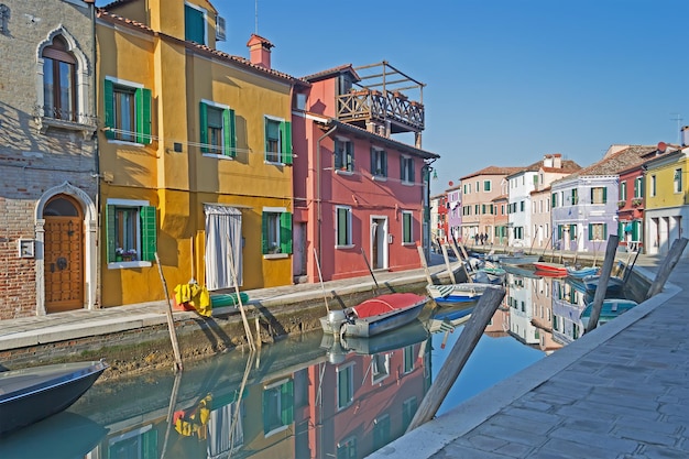 ブラーノ島イタリアの運河沿いの家