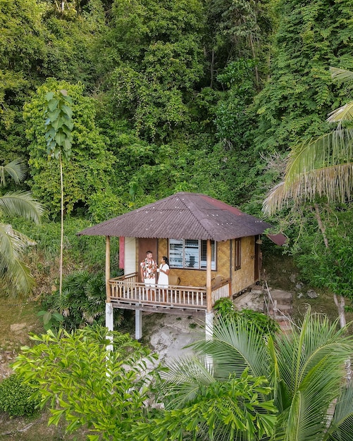 Foto casa vicino agli alberi