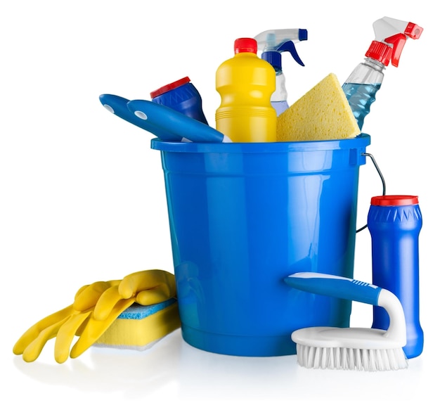 Оборудование и принадлежности для уборки дома в ведре - изолированные
