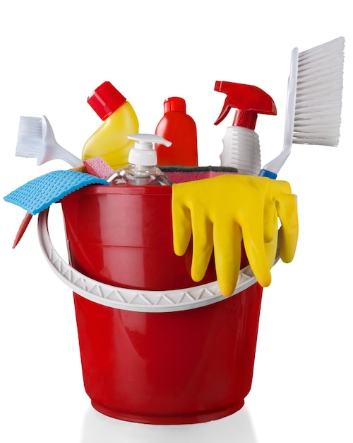 Оборудование и принадлежности для уборки дома в ведре - изолированные