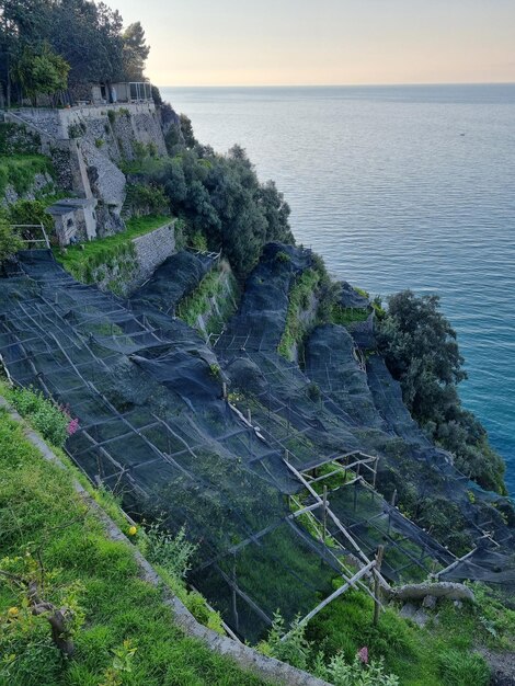 Photo a house on a cliff overlooking a body of water