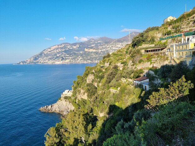 Photo a house on a cliff overlooking the ocean