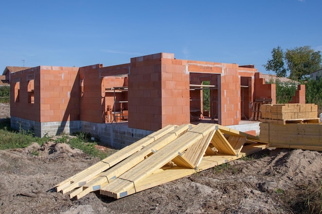 Foto casa in un cantiere edile