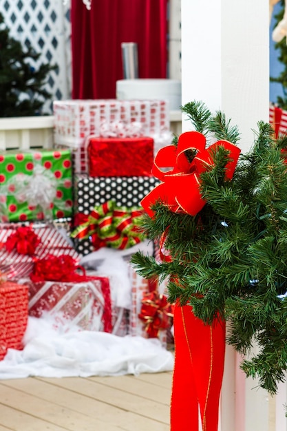 クリスマスのために常緑樹で飾られた家。