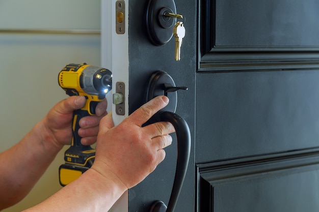 Porta esterna della casa con le parti interne interne della serratura visibili di un fabbro professionista