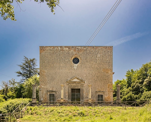 Foto casa sul campo contro il cielo