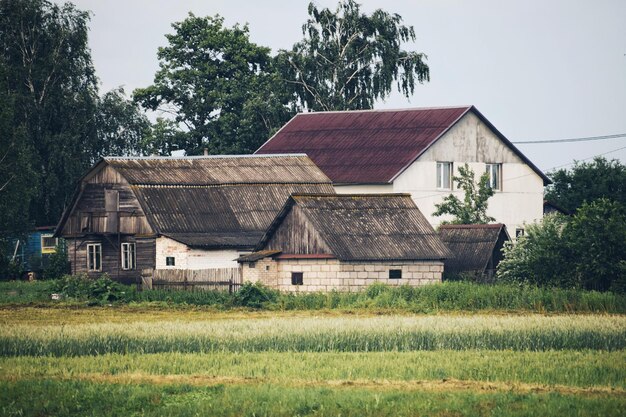 Foto casa sul campo contro il cielo