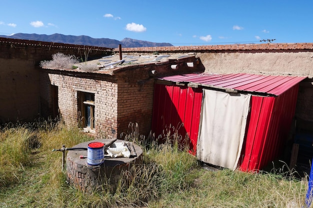 Foto casa sul campo contro il cielo