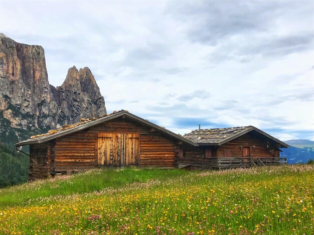 Foto casa sul campo contro il cielo