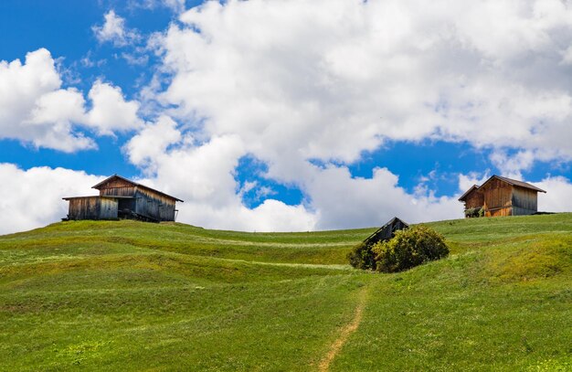 Photo house on field against sky