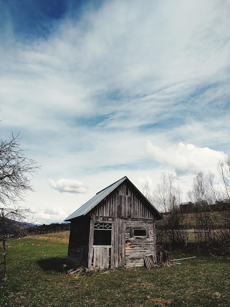 Photo house on field against sky