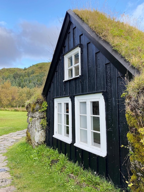 Photo house on field with window black house grassy nature living comfortable park tiny house green land
