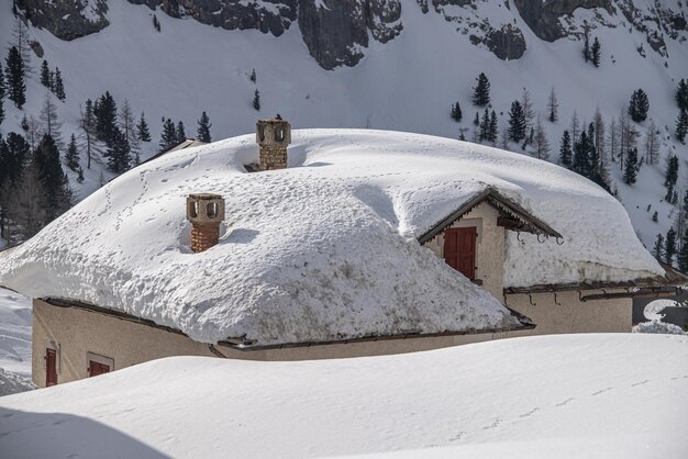 Foto capanna coperta di neve nelle dolomiti in inverno