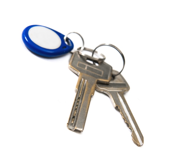 Ключи от дома, изолированные на белом фоне