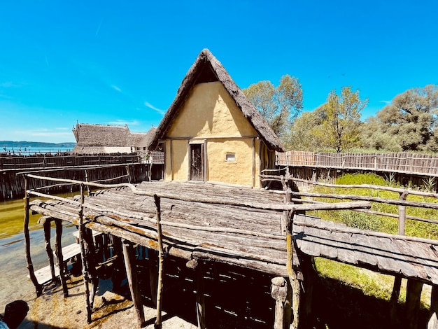 Casa sul lago contro il cielo